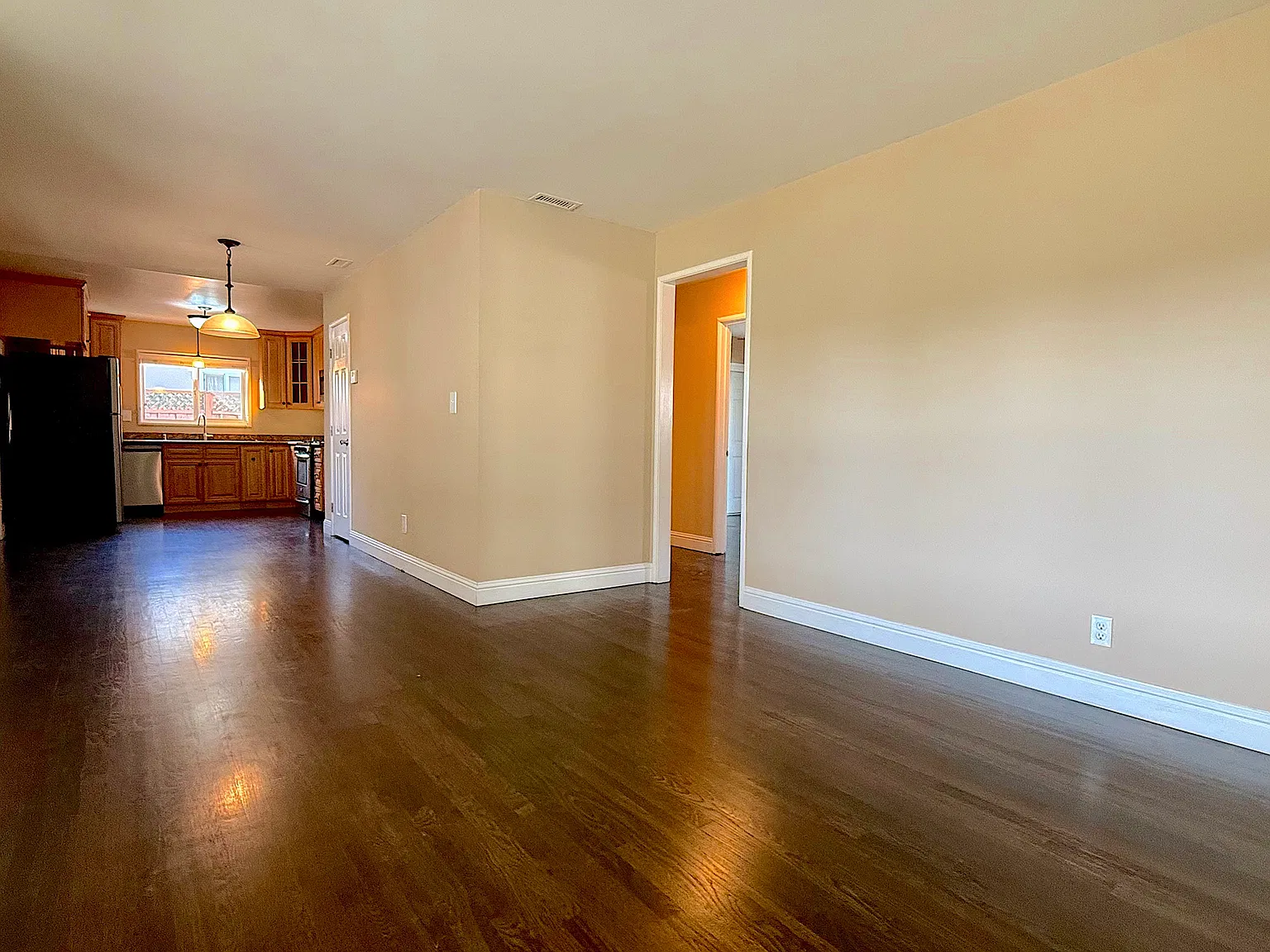 3 bed, 1078 sqft, $4,350 — Photo 4