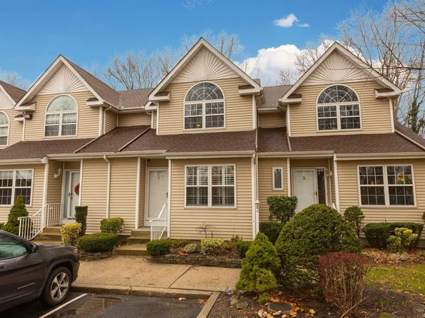 4 Heckscher Spur Drive #4, East Islip, NY 11730