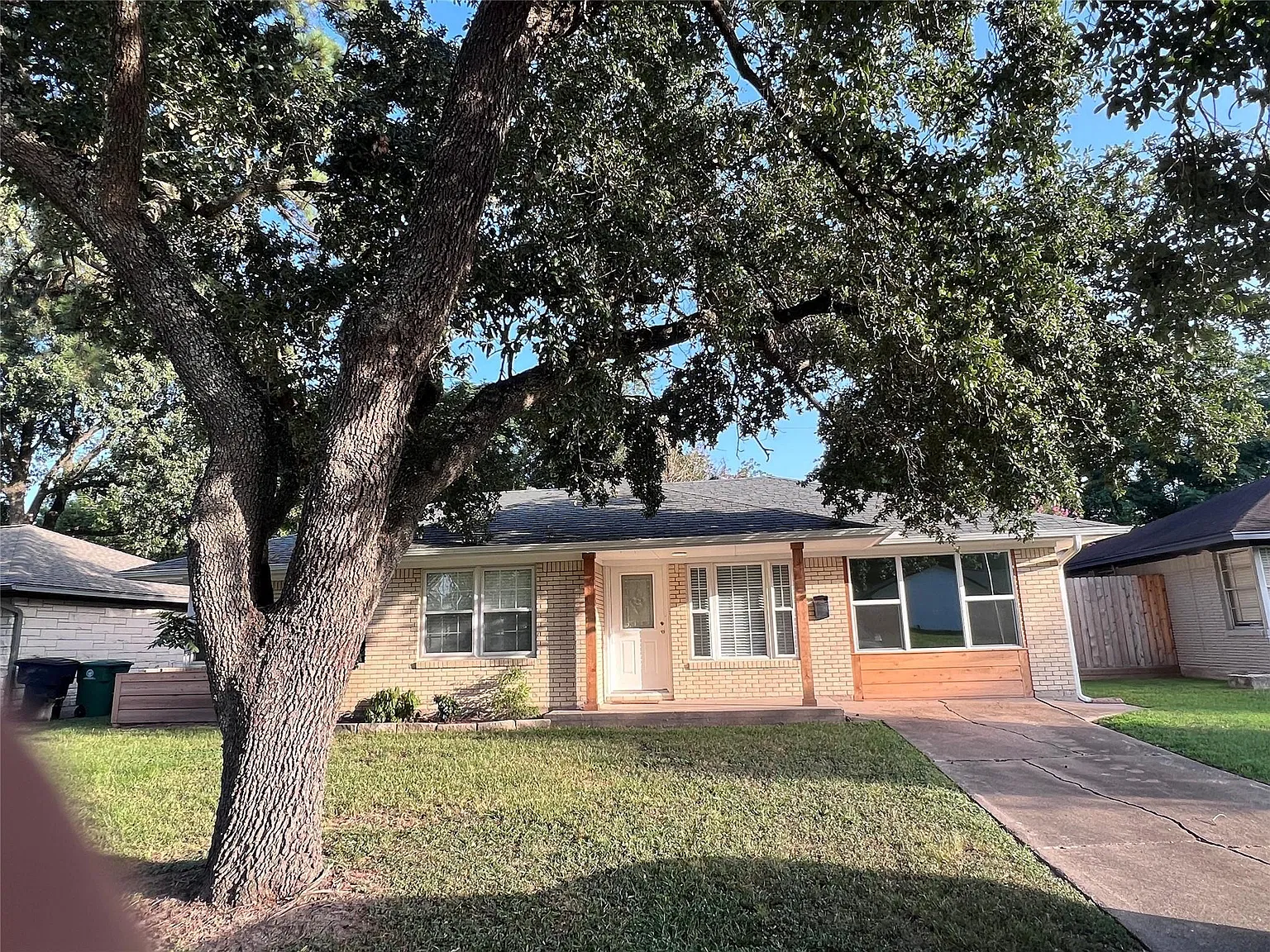 3 bed, 984 sqft, $2,200 — Photo 1