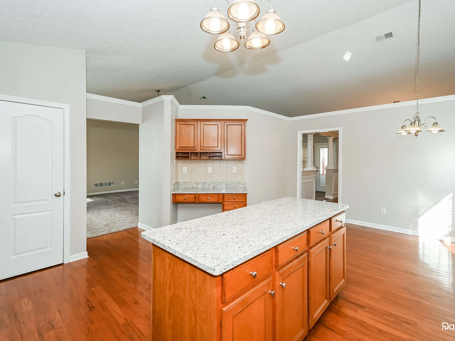 4 bed, 2.0 bath, 2606 sqft, $2,315 — Photo 2