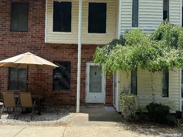 5 Idaho Court #5, Coram, NY 11727