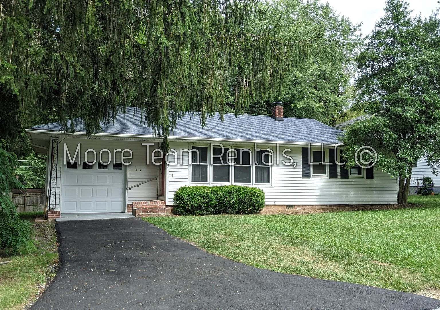 2 Bedroom House - Flat Yard with Beautiful Lawn & Large Screened in Porch — Photo 2