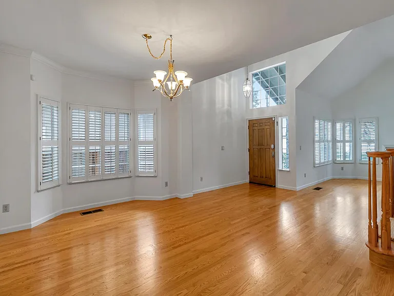 302 Tadley Ct — Photo 6