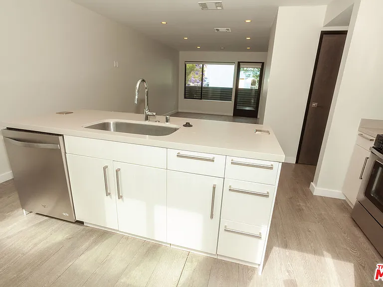 3015 Ocean Ave — Photo 2