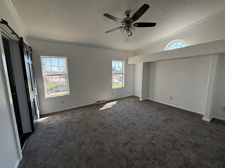 321 E Harden St — Photo 23