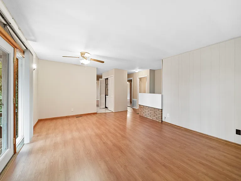 162 Osborne St — Photo 6