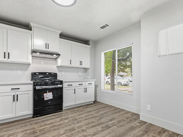 252 N G St — Photo 6