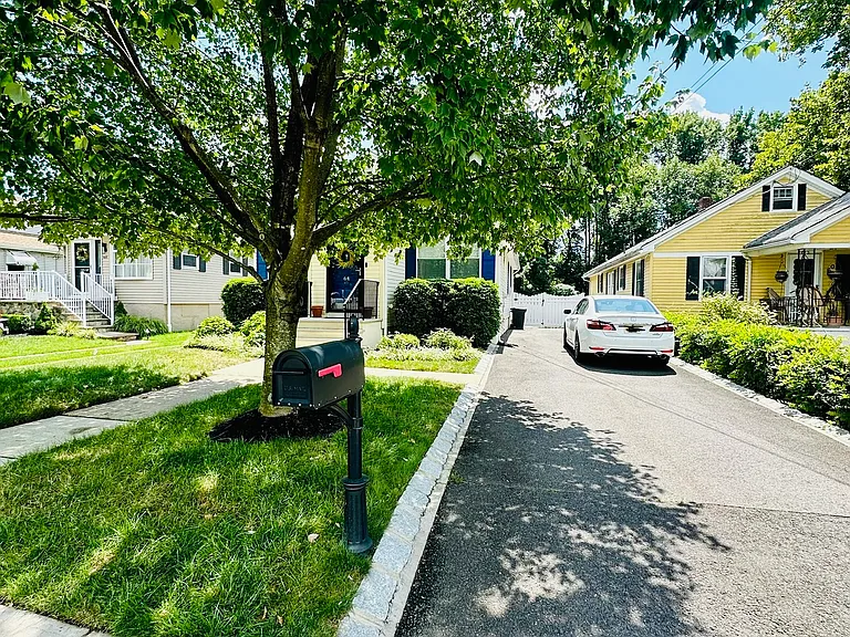 64 Monroe Ave — Photo 2