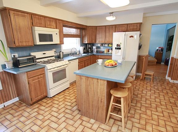 5th image of 704 W Kingsbury Dr