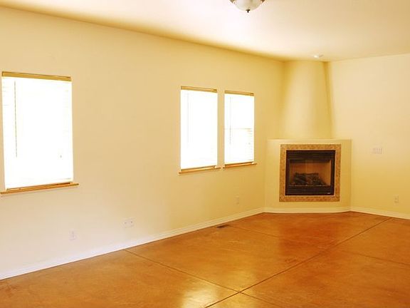3rd image of 18 Taos Pl