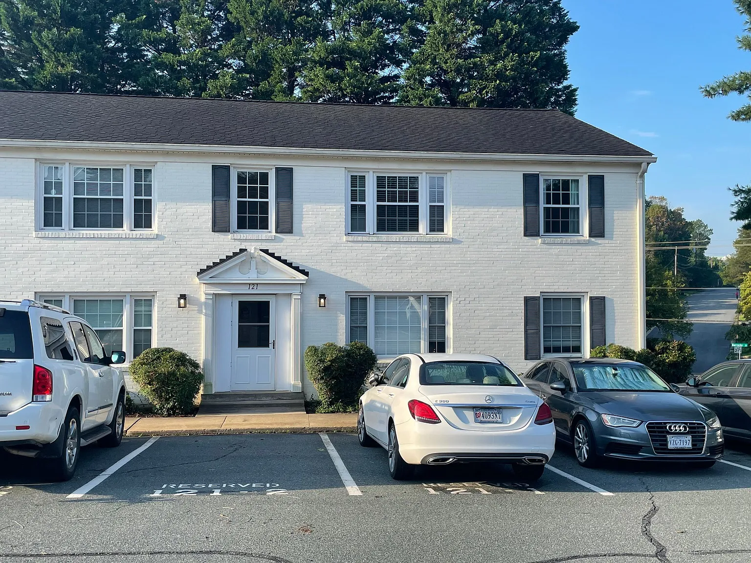 Secluded Condo Near UVA Law School and Barracks Road Shopping Center — Photo 1