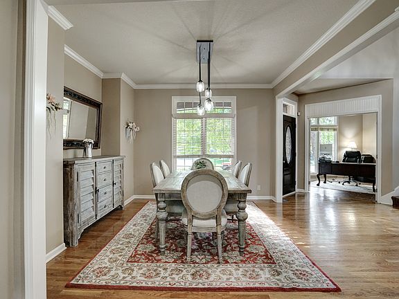3rd image of 15801 Linden St