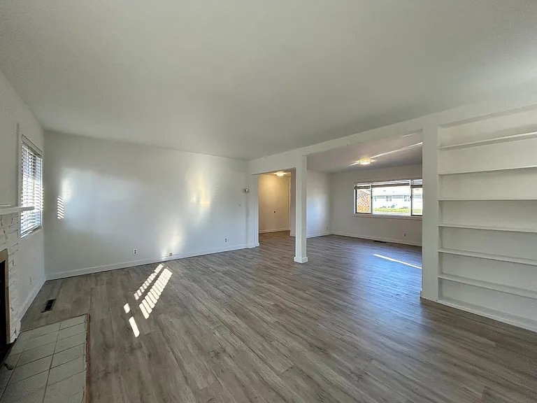 407 S Walnut St — Photo 3