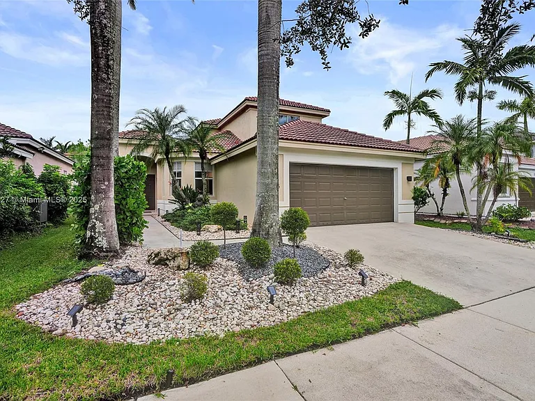 1725 Winterberry Ln — Photo 3