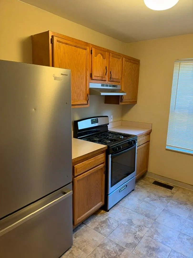 Charming 3 Bed Property at Prime Location — Photo 3