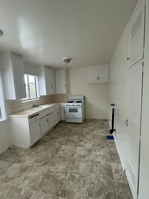 2 bed, $2,400 — Photo 3
