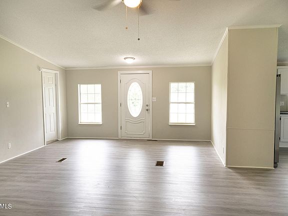 3rd image of 104 Squaw Ln