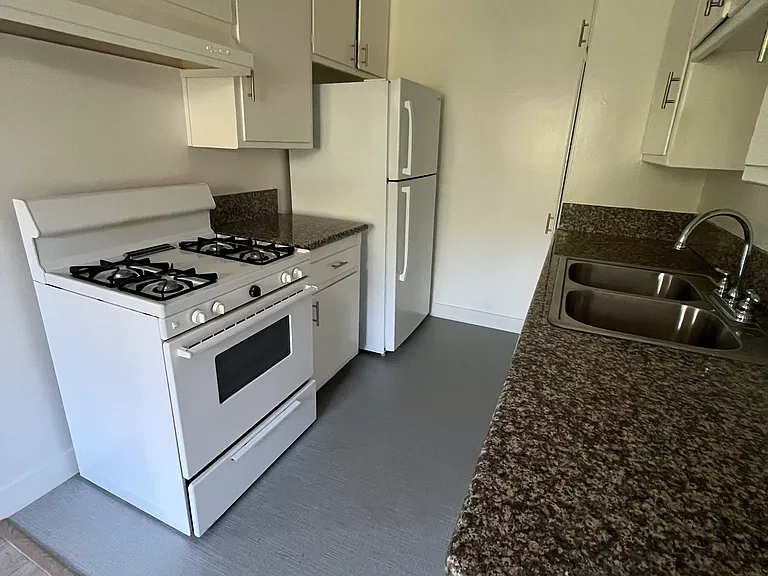 4355 Mammoth Ave #8 — Photo 8