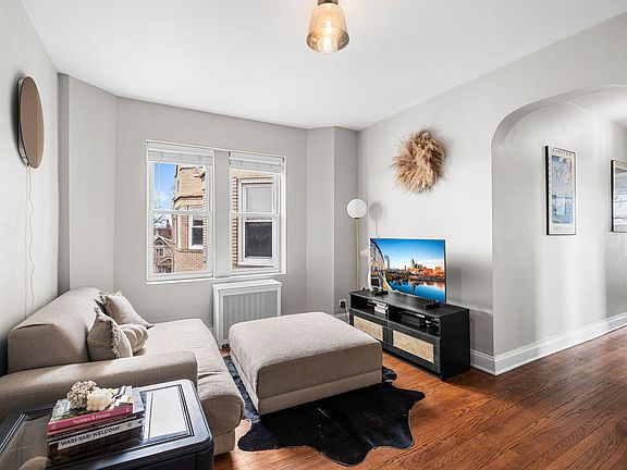 2nd image of 2837 N Sawyer Ave APT 3R