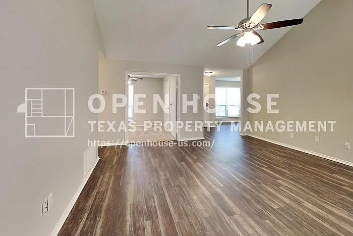 1328 Chicota Dr — Photo 4