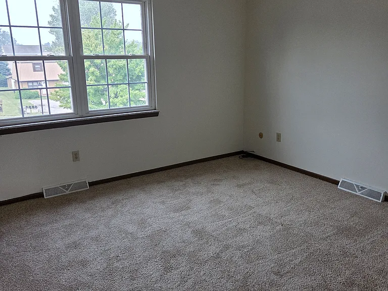 3915 Canterbury Dr — Photo 9
