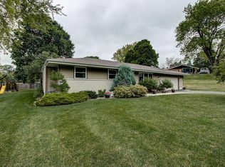 985 Dona Vista Dr, Waukesha, WI 53186