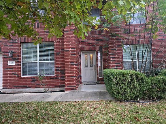 3rd image of 808 Busleigh Castle Way