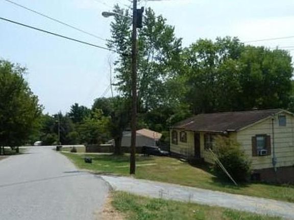 3rd image of 712 Sunset Dr