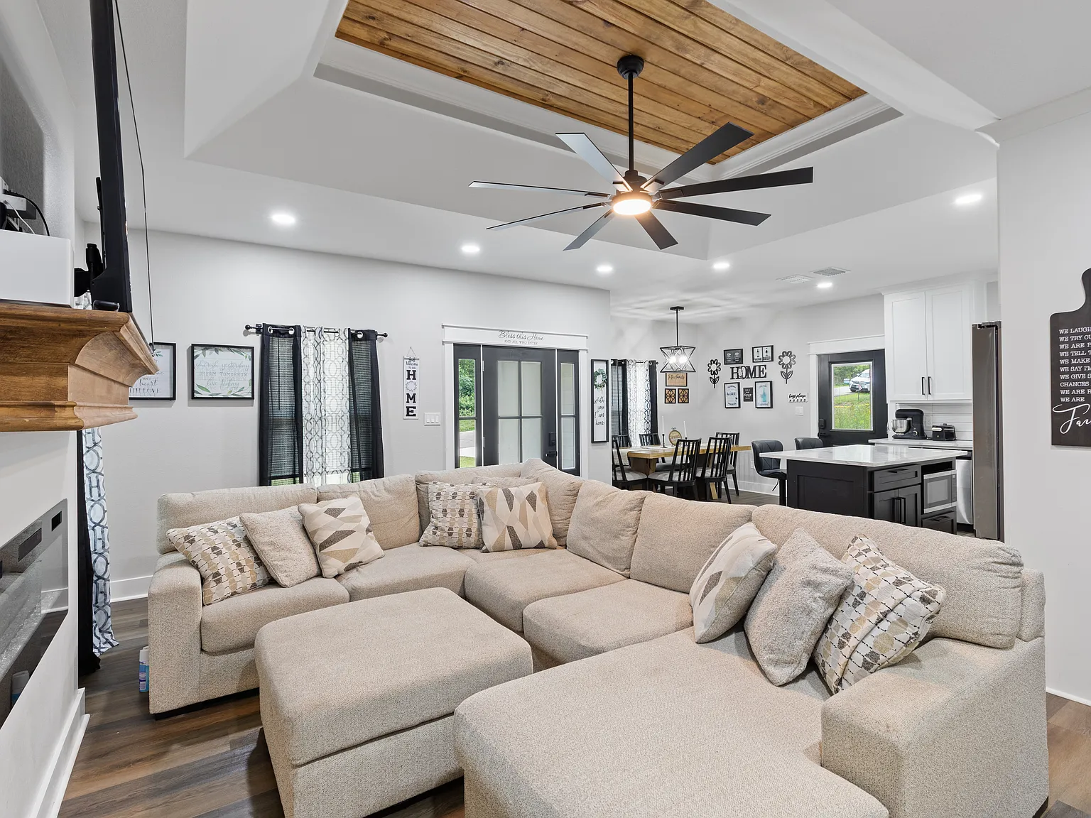 3 bed, 1365 sqft, $2,500 — Photo 3