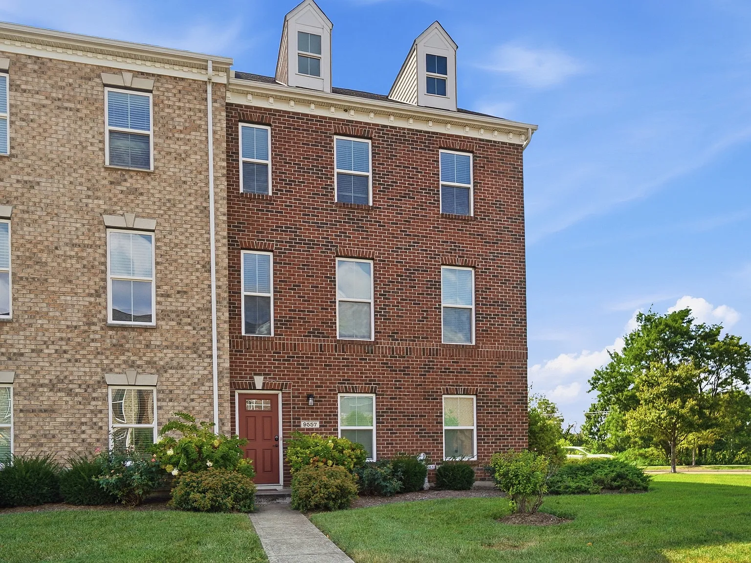 3 bed, 2112 sqft, $3,000 — Photo 1