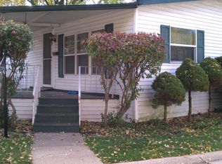 93 Parkwood Rd, Elgin, IL 60123