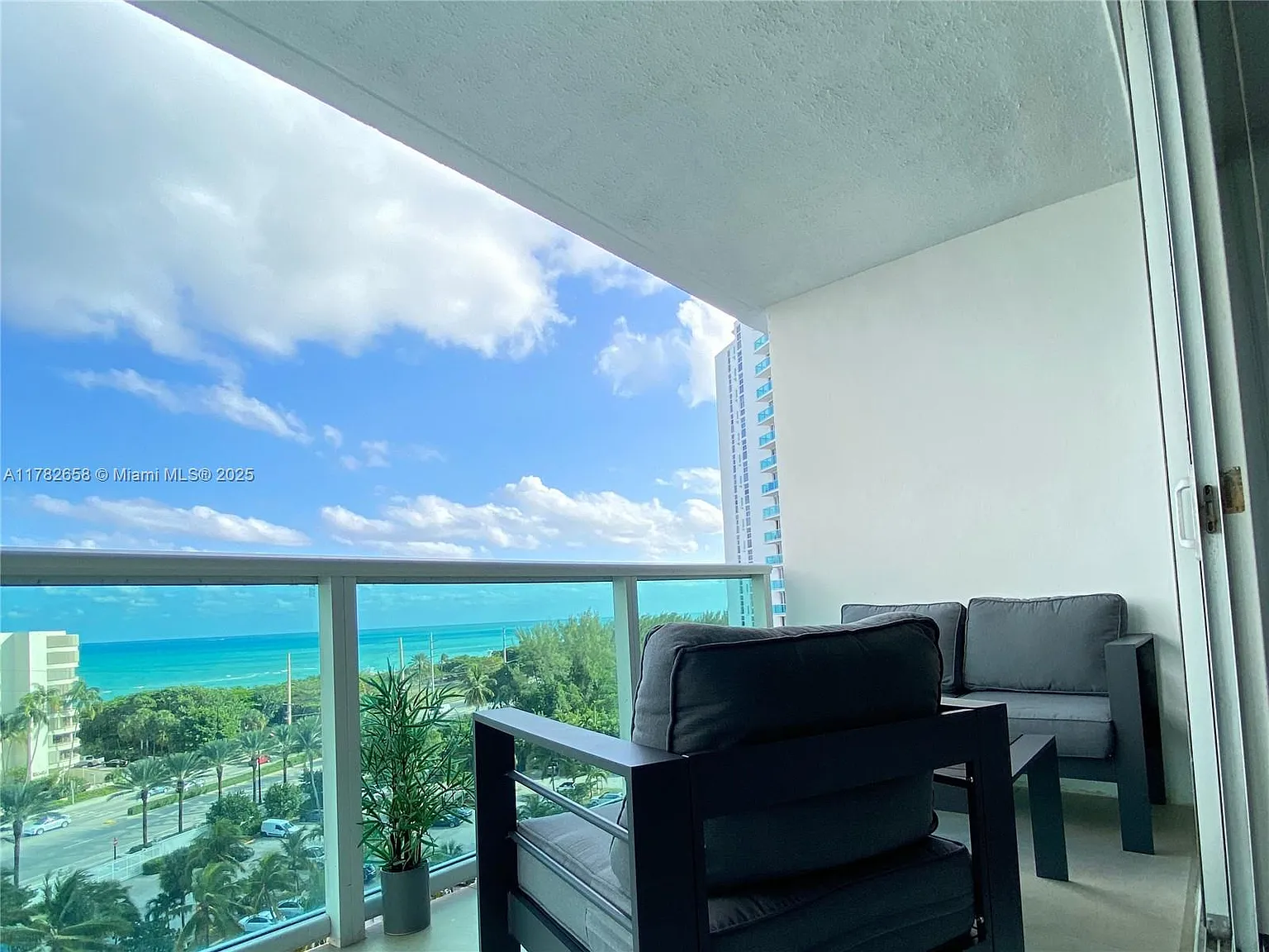 Arlen House East Condo — Photo 2