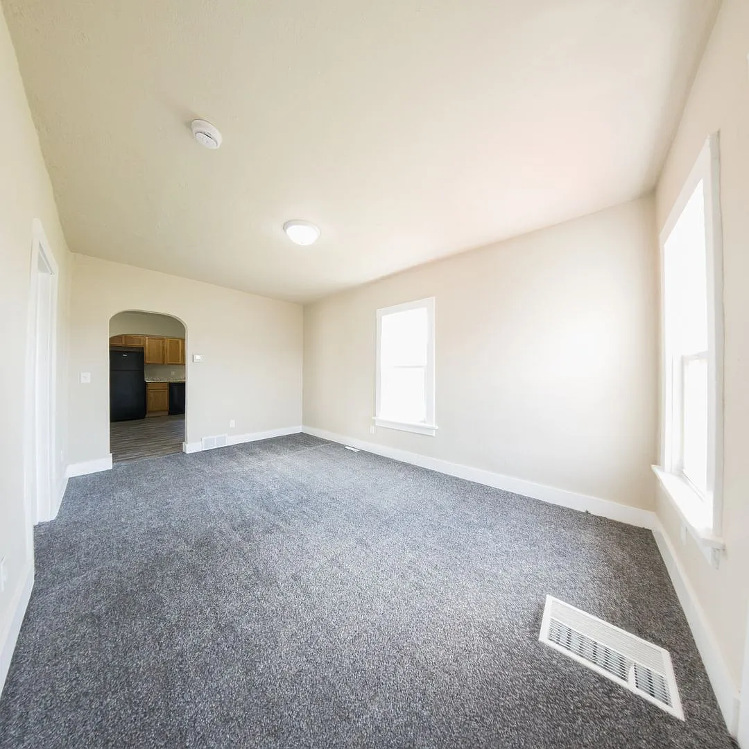 2 Bedroom 1 Bathroom House — Photo 3