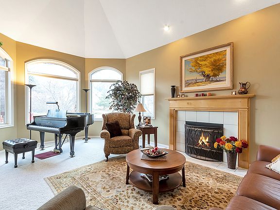 Living room w/ bay windows