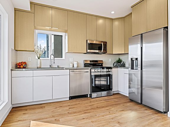 5th image of 520 N Saint Andrews Pl #2
