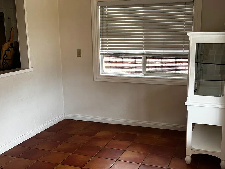 21541 River Rd — Photo 2