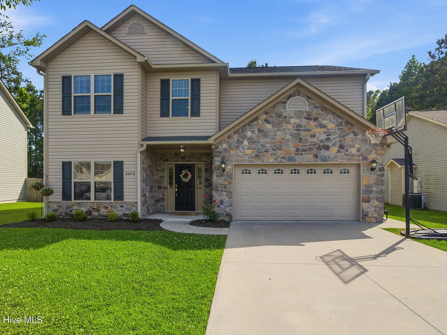 4 bed, 3.0 bath, 2849 sqft, $2,400 — Photo 2