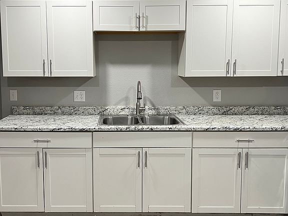 3rd image of 4010 W Cypress St