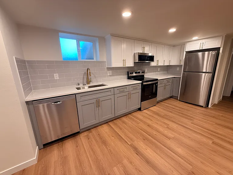 1102 E 57th St #B — Photo 7