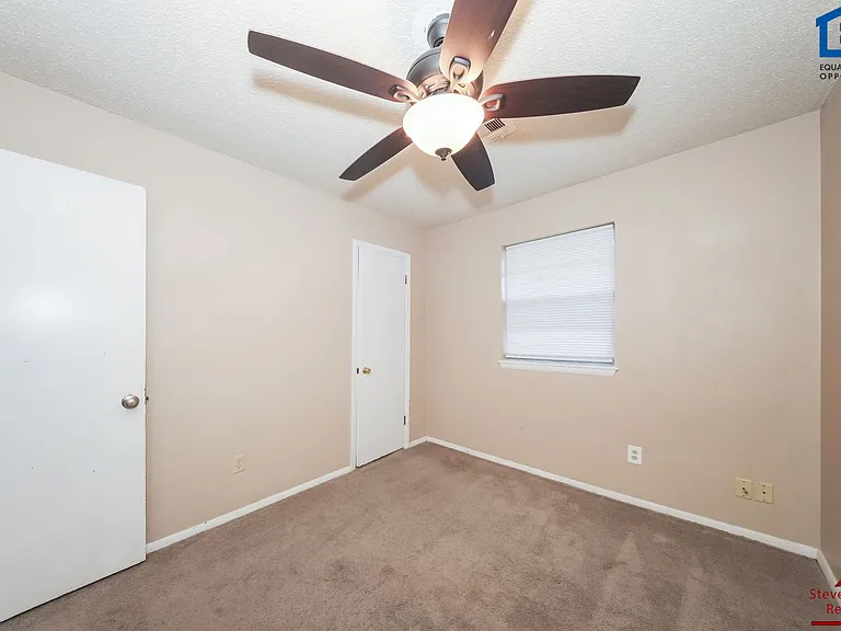 119 SE Surrey Ln — Photo 9