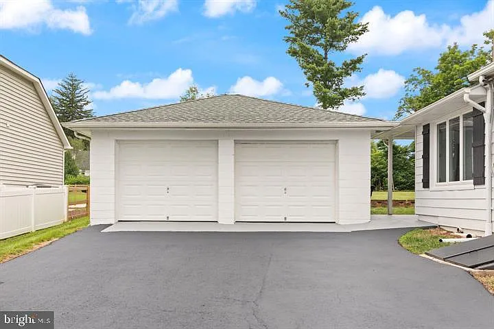5 bed, 2.0 bath, 2359 sqft, $3,150 — Photo 4