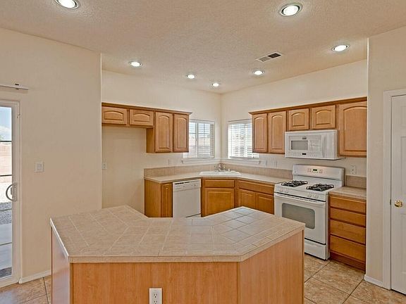 7127 Boxwood Ave NE-10
