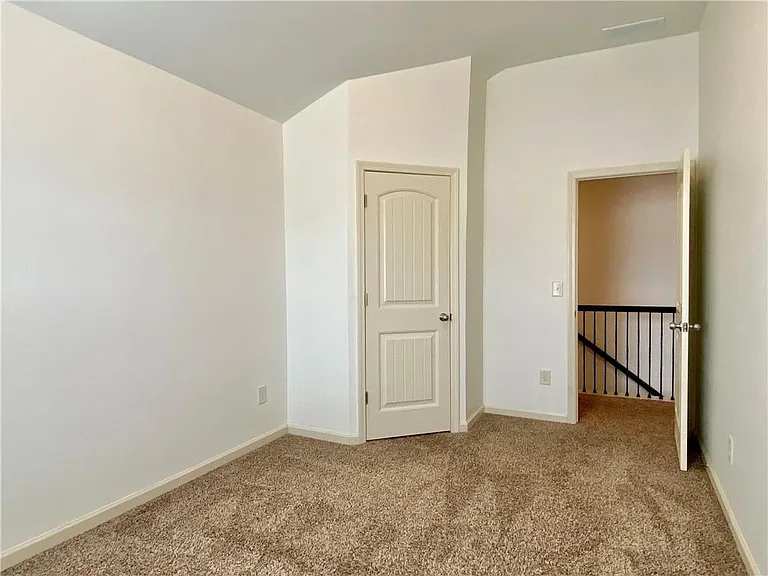 611 Stonehurst Ln — Photo 13