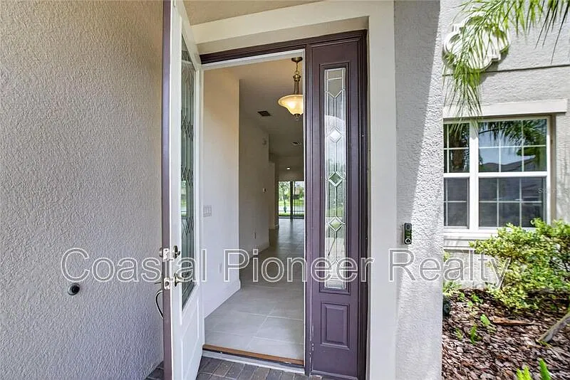 5 bed, 4.0 bath, 3381 sqft, $4,000 — Photo 2