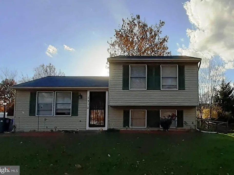 1312 Hillcrest Dr