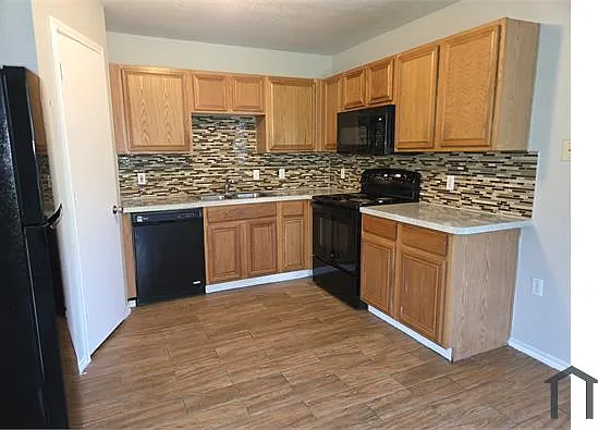 3 bed, 1200 sqft, $2,200 — Photo 2