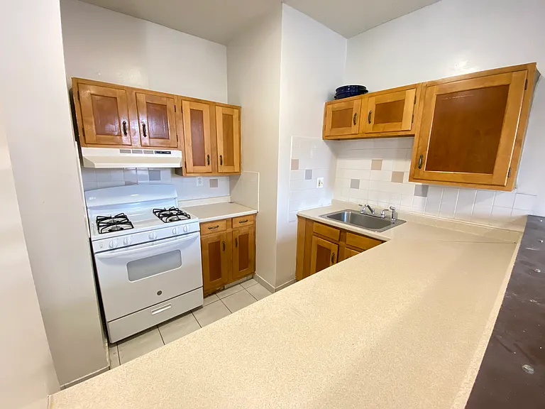 2 Hine Pl #3B — Photo 3