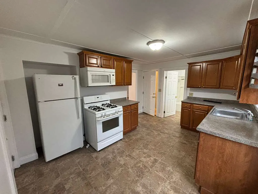 Building Photo - 57 Lakeview Ave #D