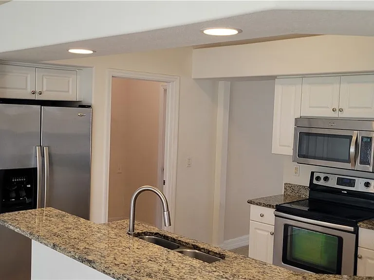 902 SW 21st Ln — Photo 5