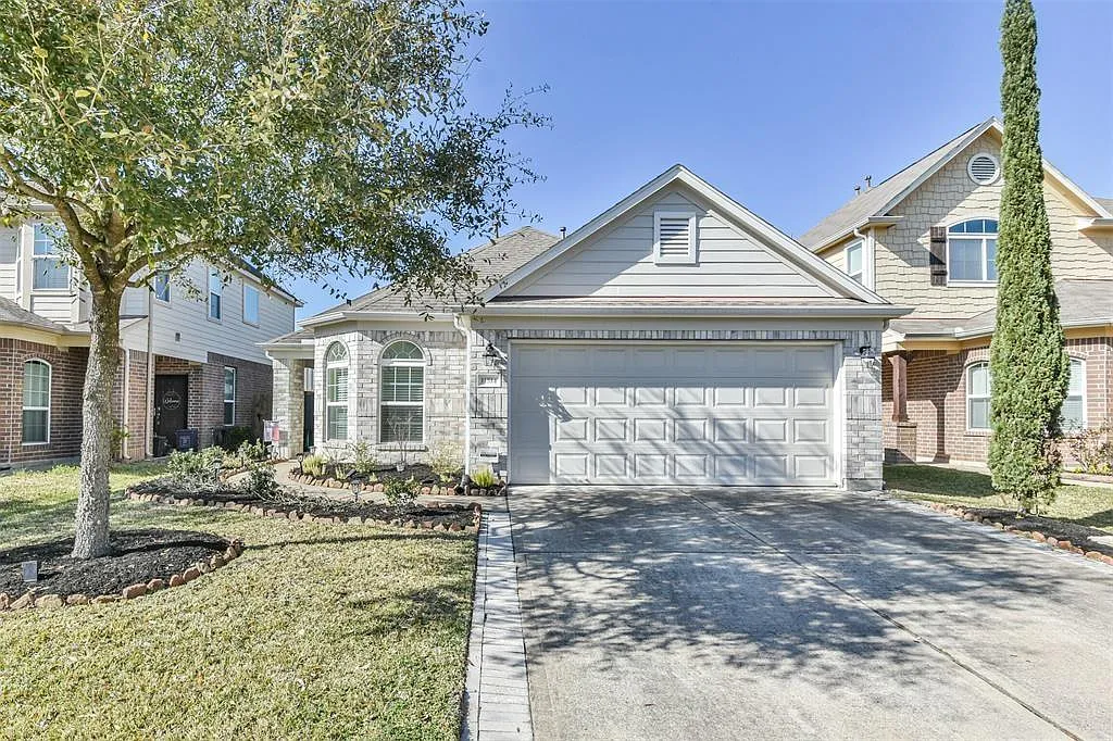 3 bed, 2.0 bath, 1804 sqft, $2,100 — Photo 1